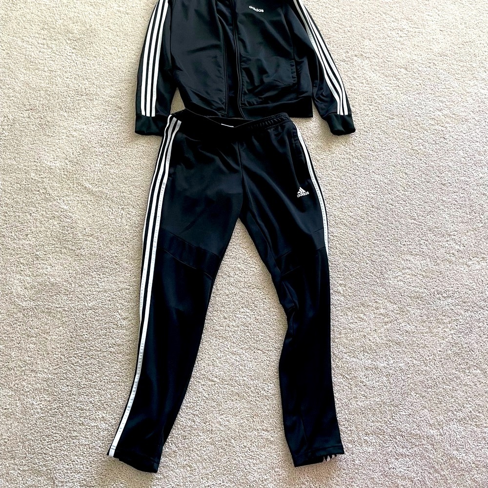 adidas Black Sweatpants with Three Stripes! 🖤🤍 like new!